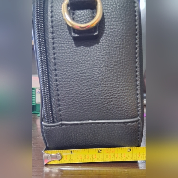 Tommy Hilfiger Camera/Crossbody Bag. - Picture 6 of 9